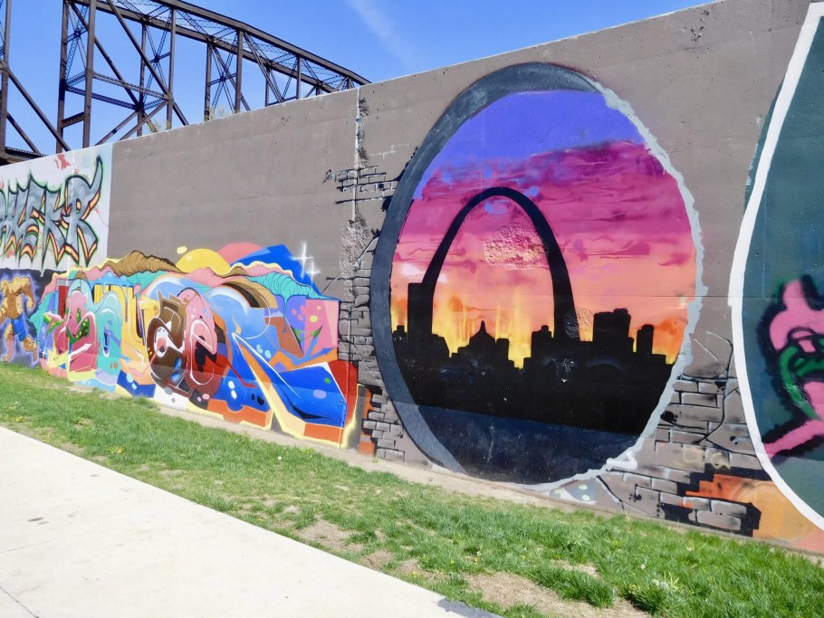 Рисование баллончиками на стене