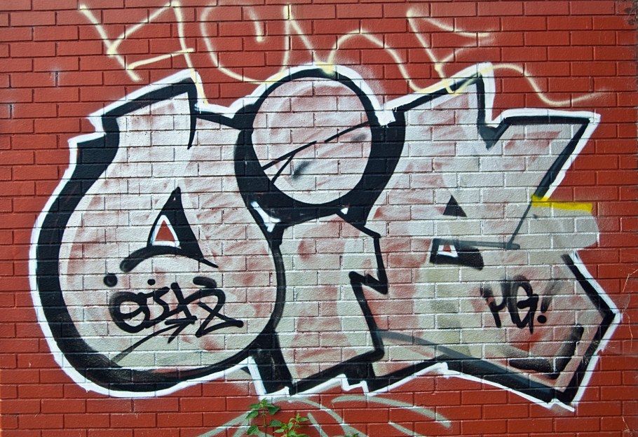 Красивые граффити на кирпичной стене