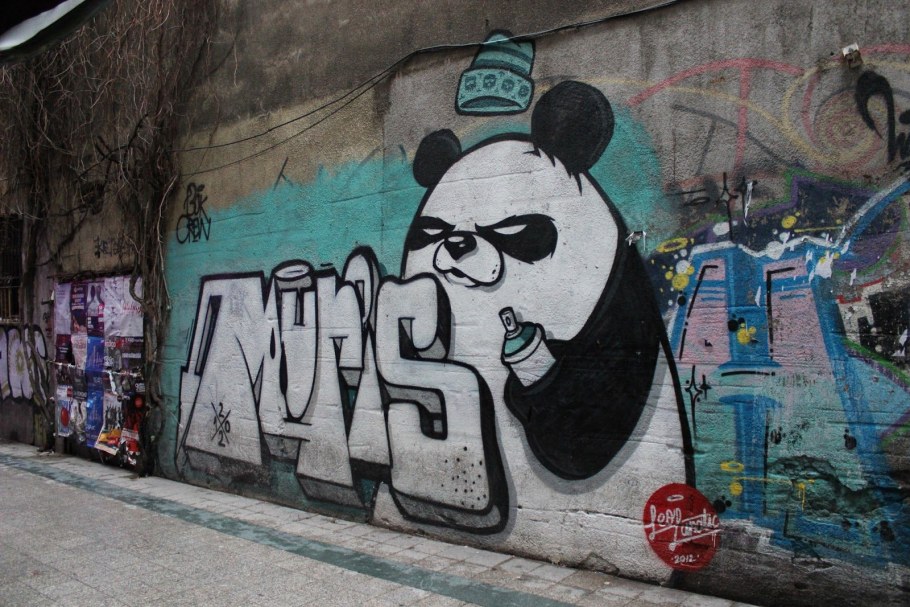 Рисование баллончиками на стене