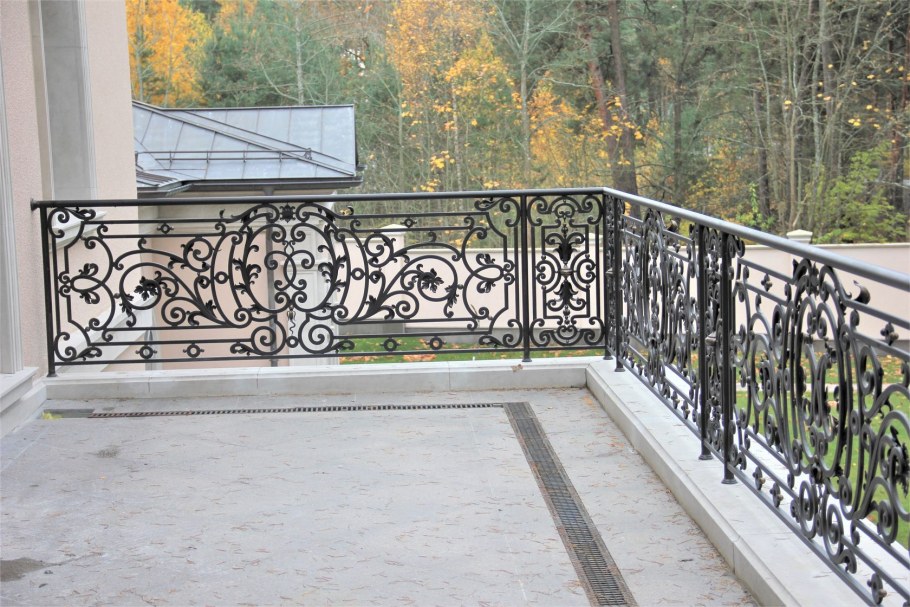Крыльцо для частного дома из металла