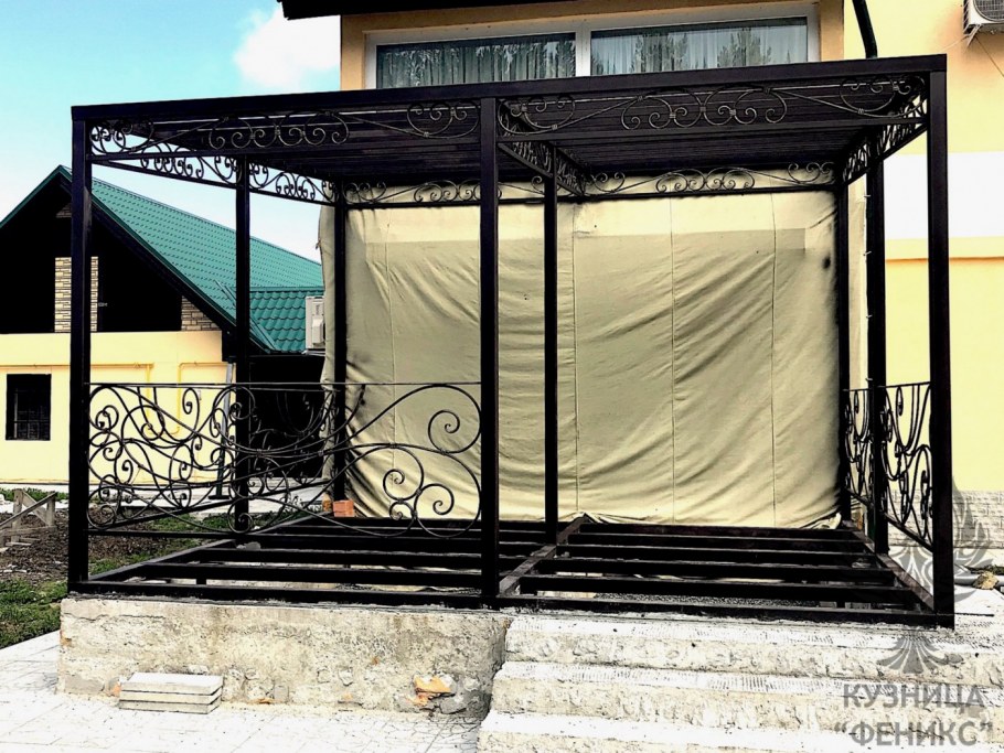 Кованое ограждение для террасы с колоннами