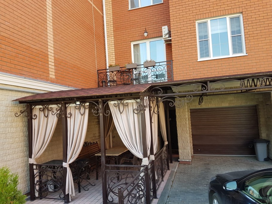 Навес с ковкой во дворе