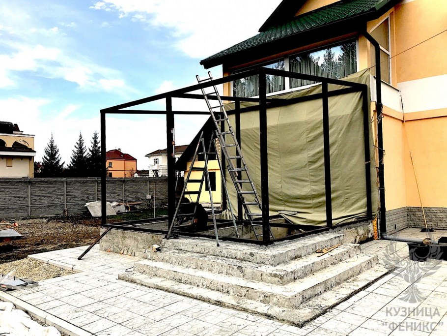 Терраса к дому с ковкой