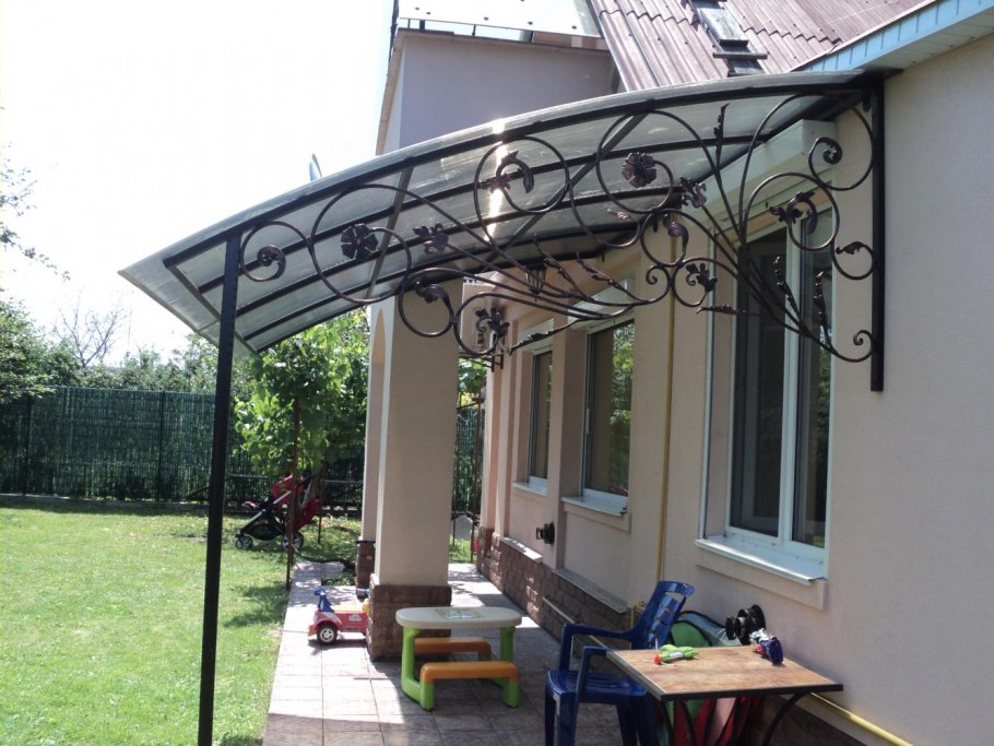 Терраса под балконом