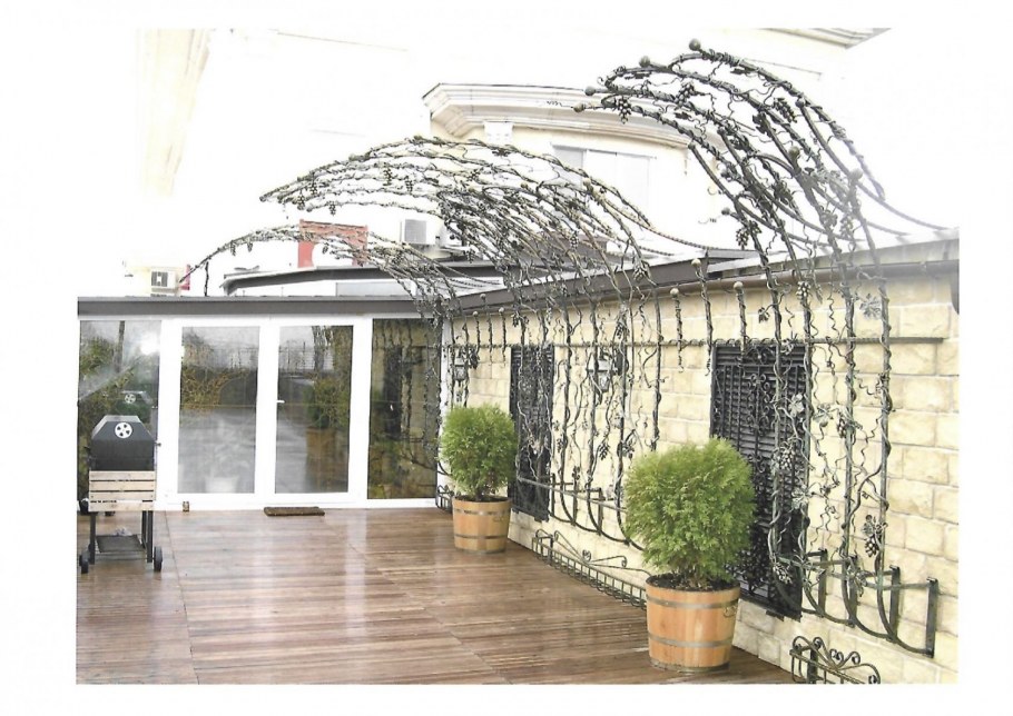 Кованые перила на веранде