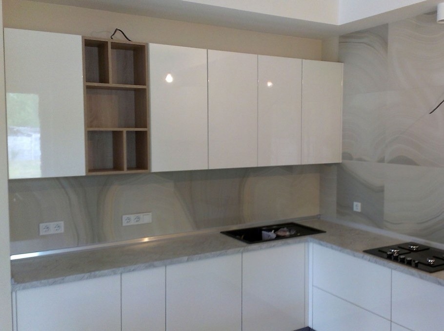 Белая кухня с серой столешницей