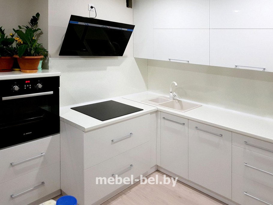 Белая глянцевая кухня