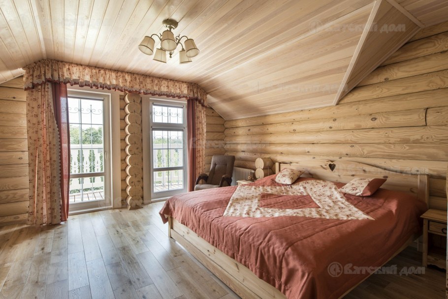 Спальня в доме из сруба