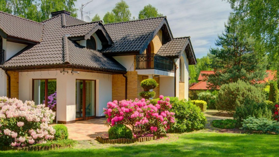 Красивый домик с садом