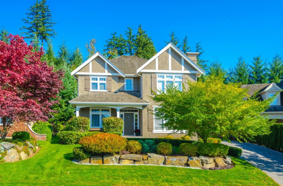 Красивый дом с садом