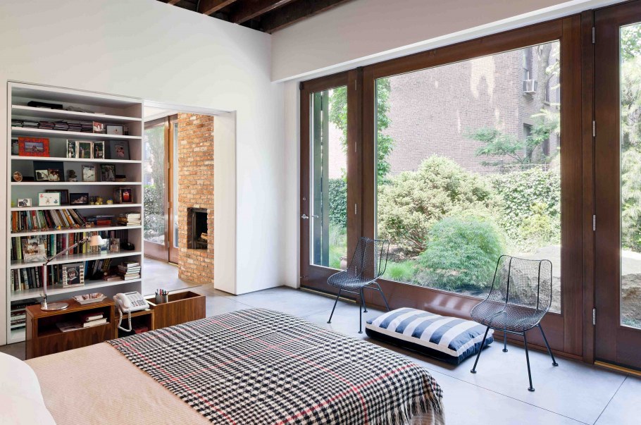 Интерьер с большим окном