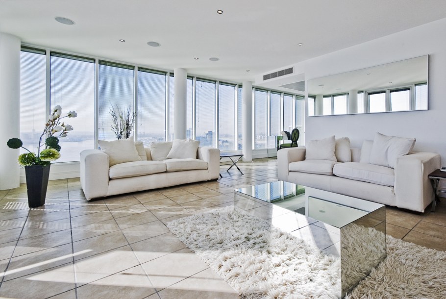 Светлая гостиная с панорамными окнами