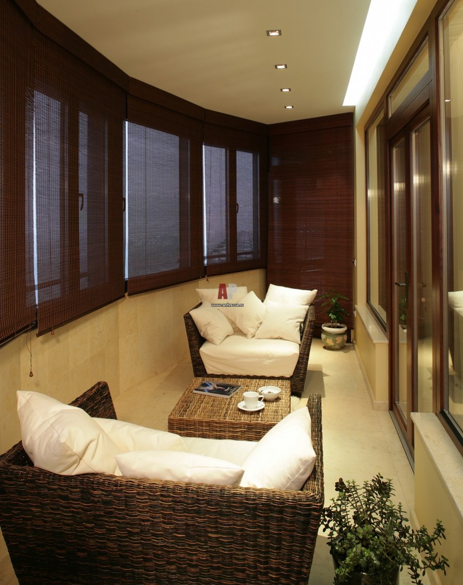 Уютный балкон с подушками