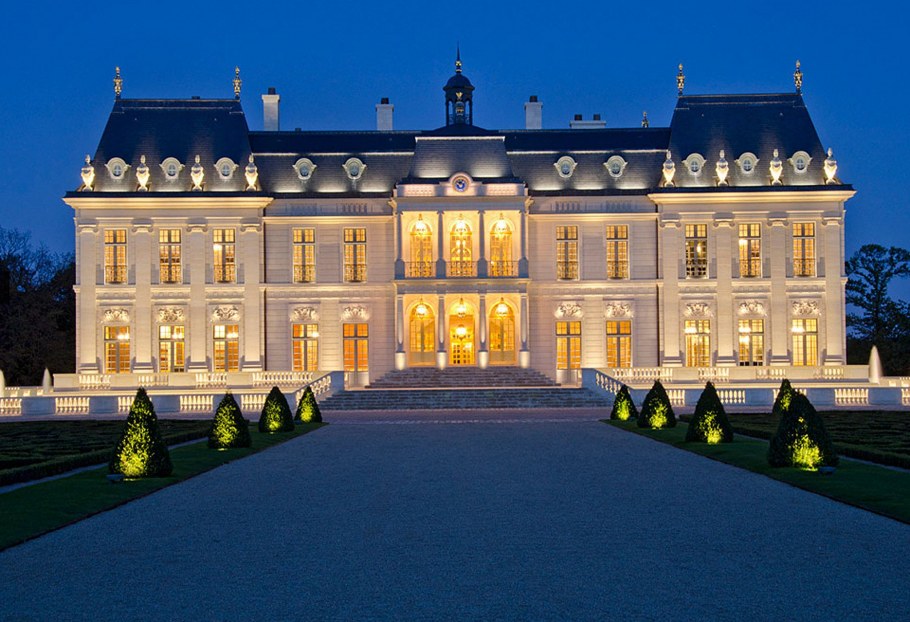 Старый дом с аркой