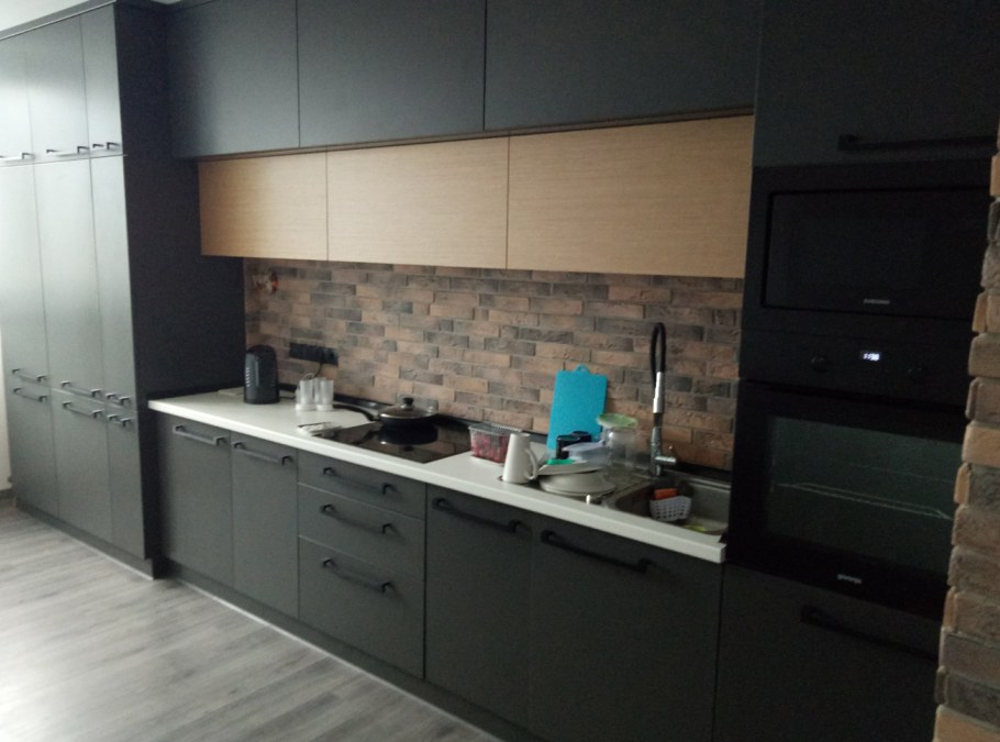 Серая кухня с антресолью