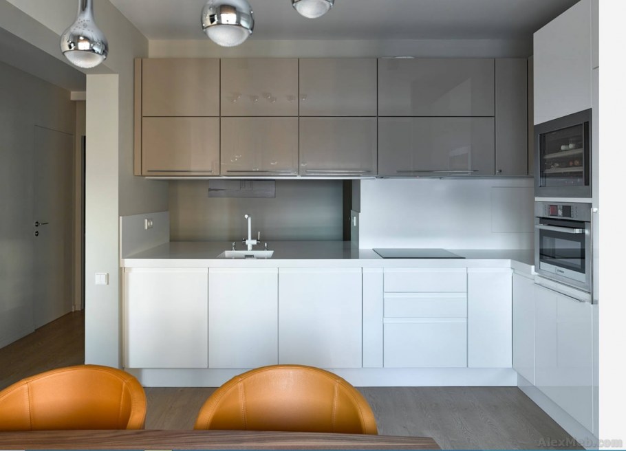 Белая кухня с антресолью