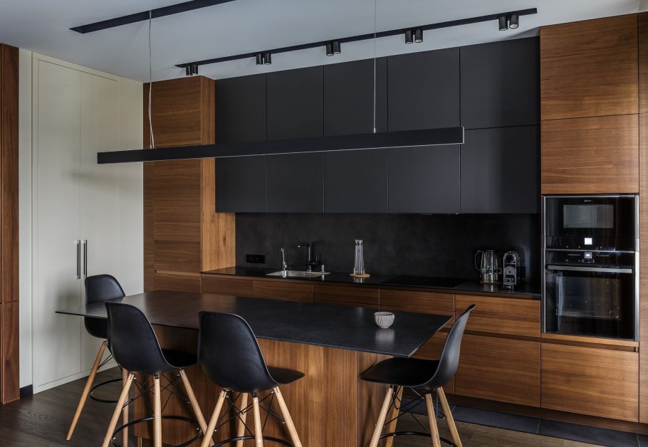 Серая кухня с антресолями