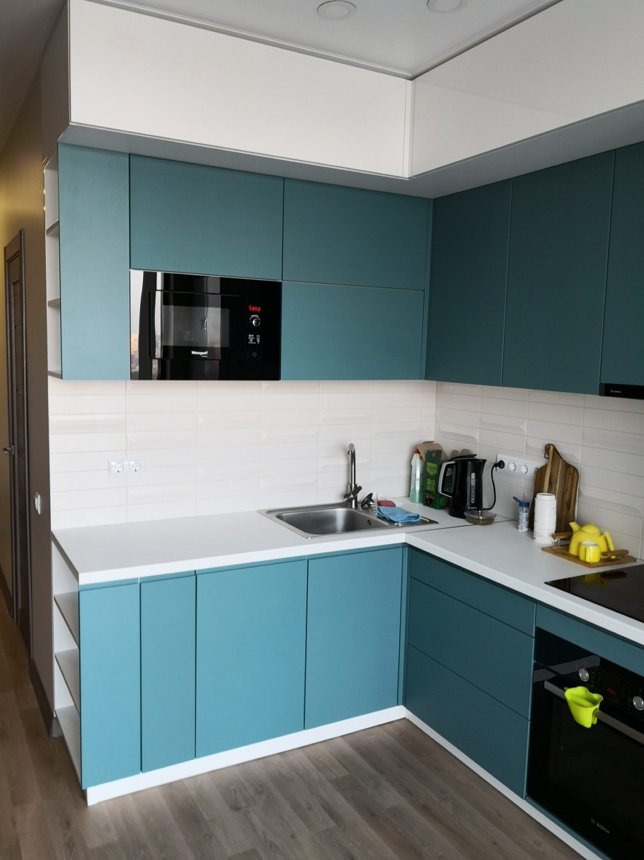 Кухня двухуровневая в современном стиле