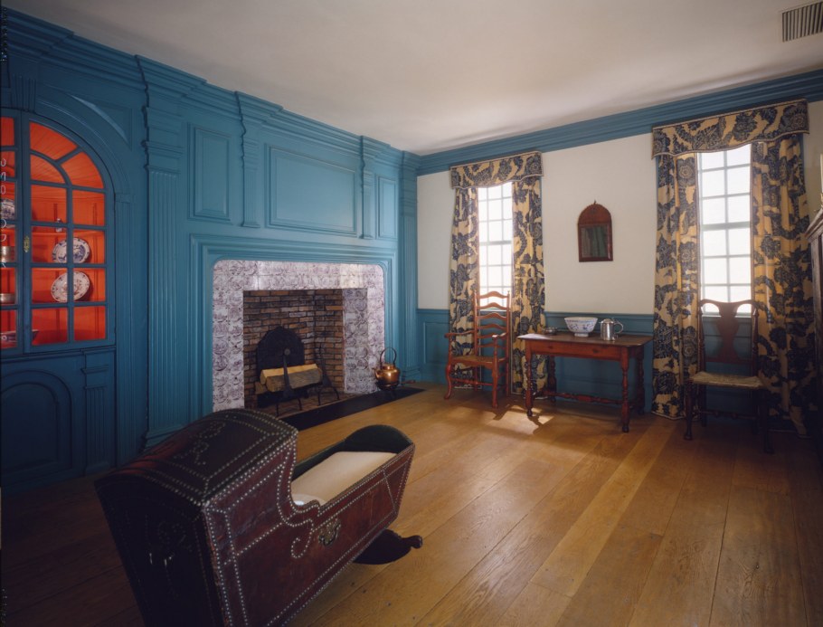 Парижская квартира в серых тонах камин