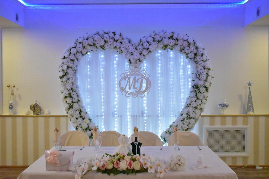 Красиво украсить свадебный зал