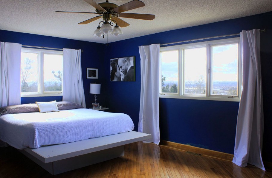 Синяя неоновая комната