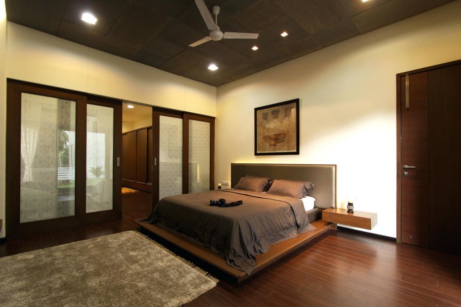 Коричневый потолок в спальне