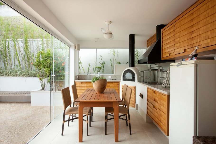 Интерьер кухни с террасой