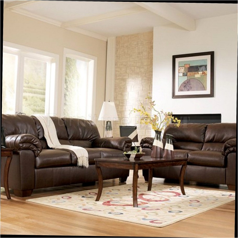 Темно коричневый диван в интерьере