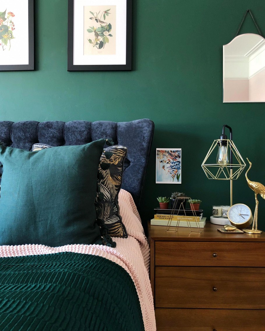 Коралловый цвет в интерьере гостиной