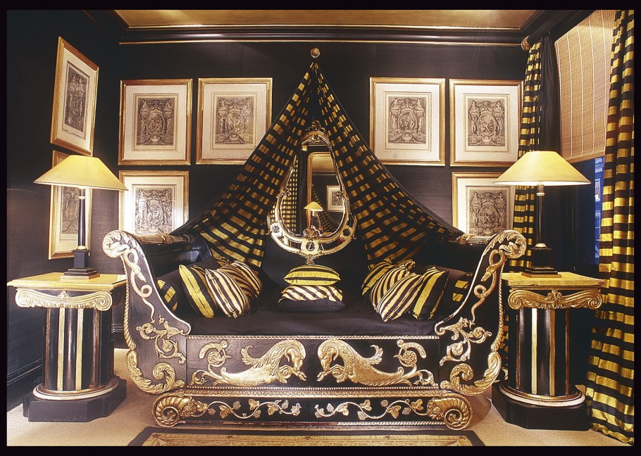 Спальня черная с золотом