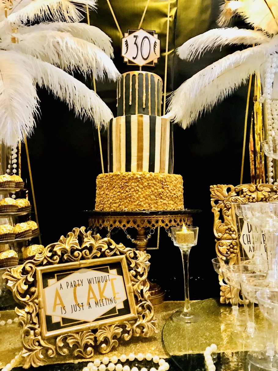 Декор свадьбы президиум в черно золотом цвете