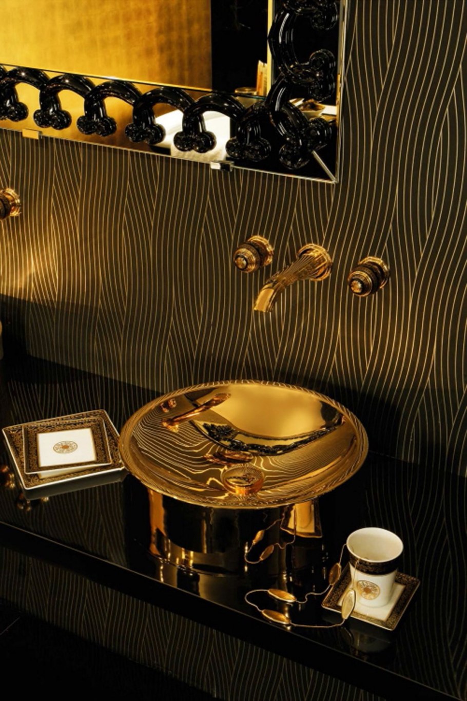 Плитка черная с золотом