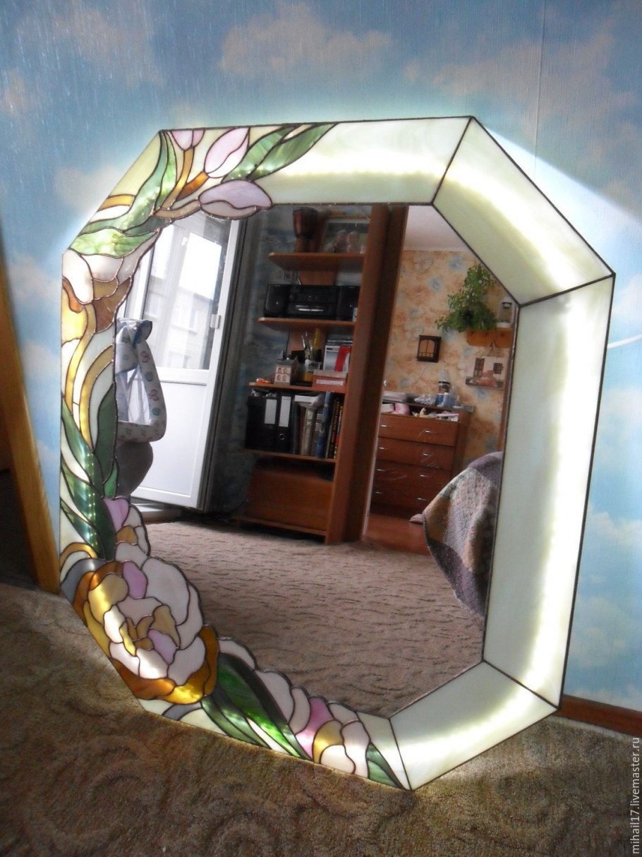 Зеркало в необычной раме