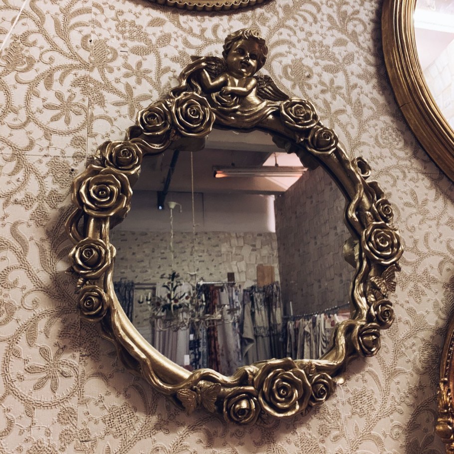 Зеркало в золотой раме