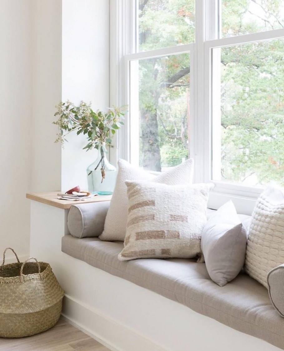 Панорамное окно с подоконником