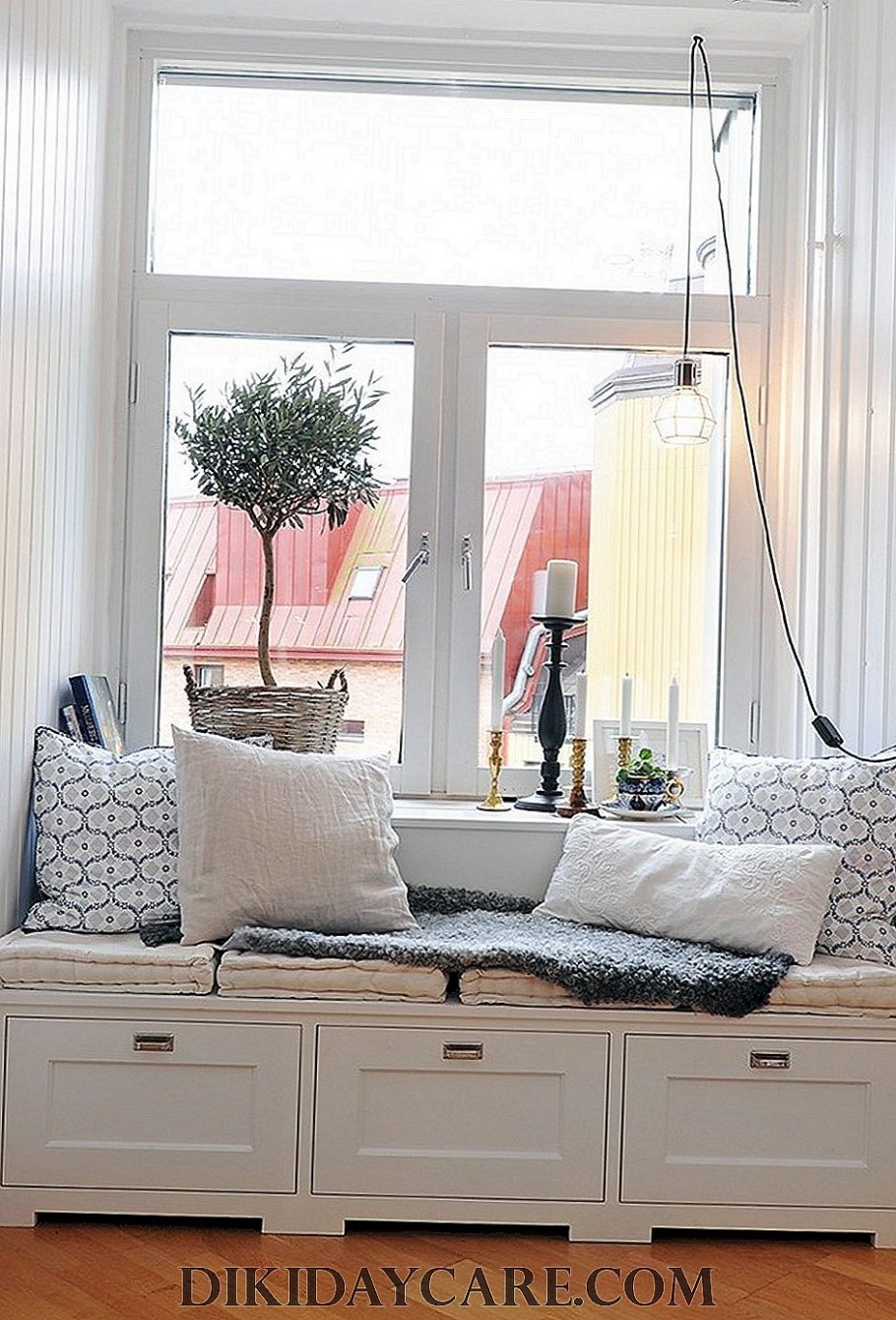 Широкий подоконник с подушками