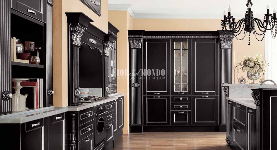 Черная кухня с серебряной патиной