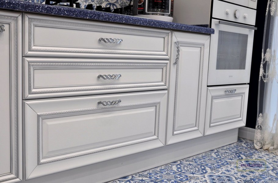 Белая кухня с патиной серебро