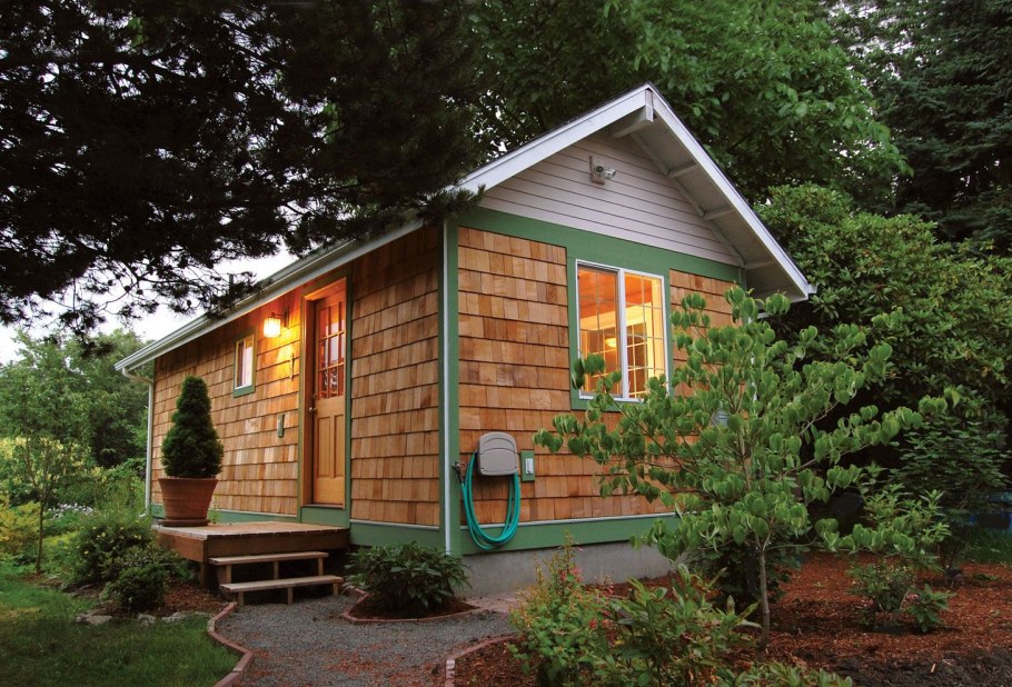 Маленький домик на участке