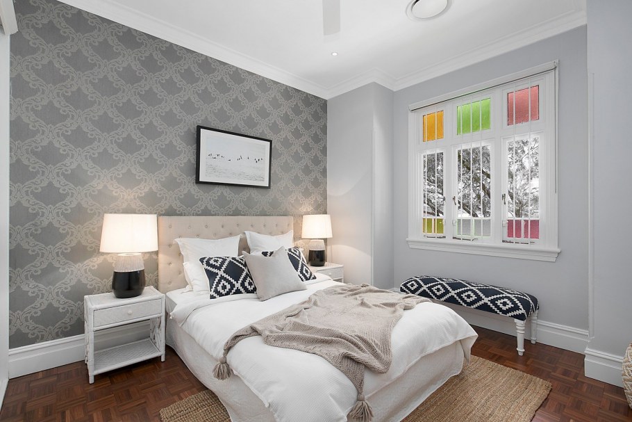 Выделить стену в спальне