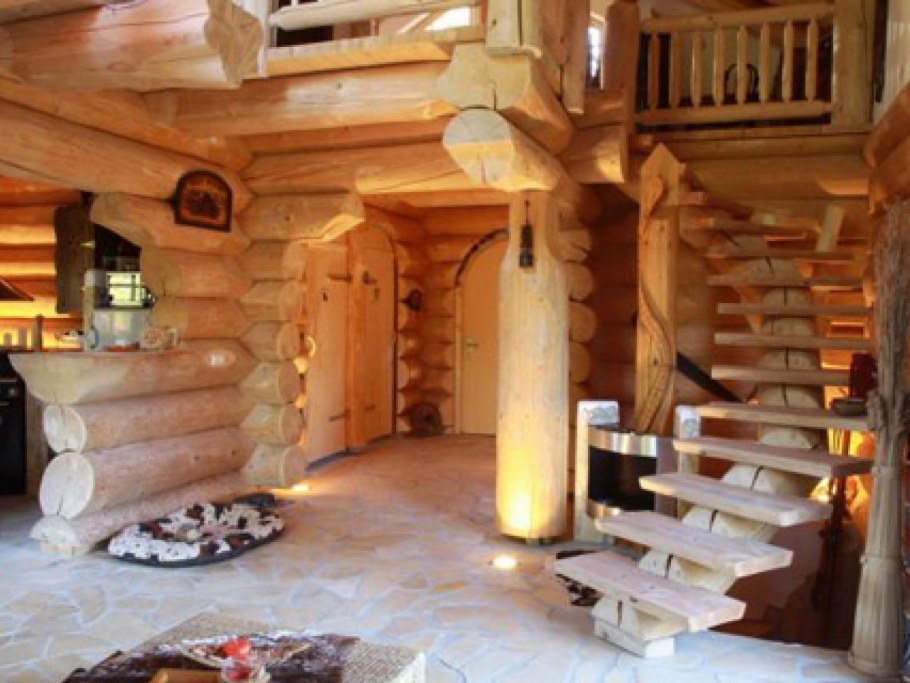 Интерьер дома из бревна ручной рубки