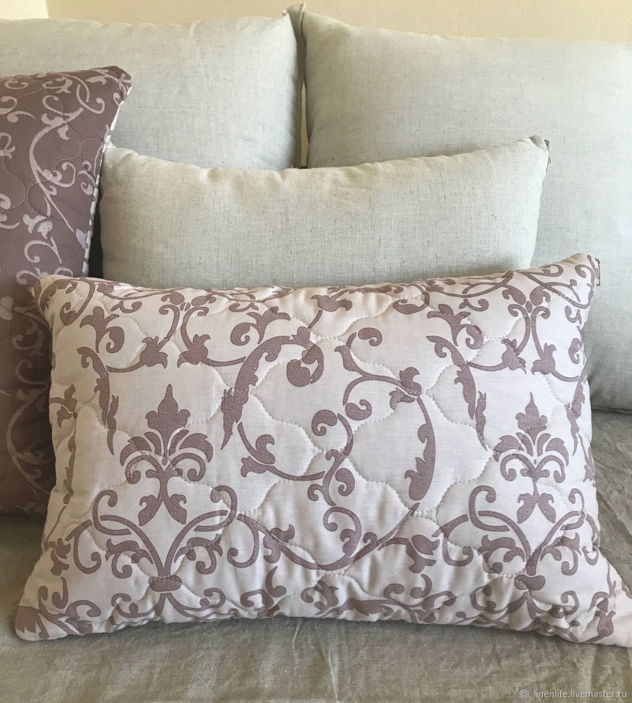 Красивые диванные подушки