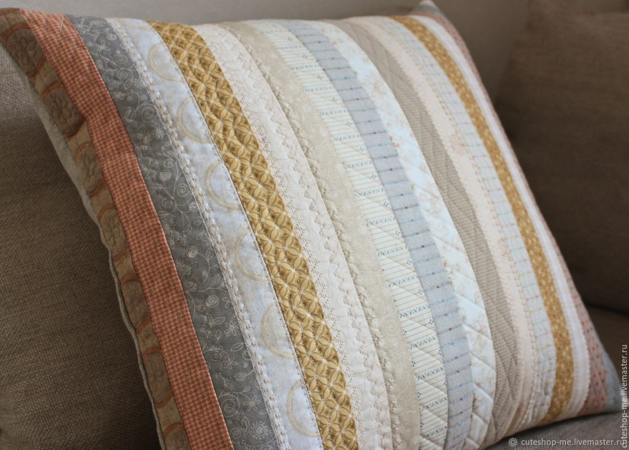 Декоративные подушки на диван в интерьере фото