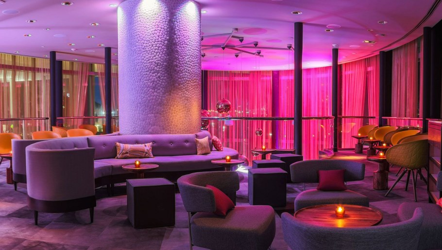 Лаунж зона в баре