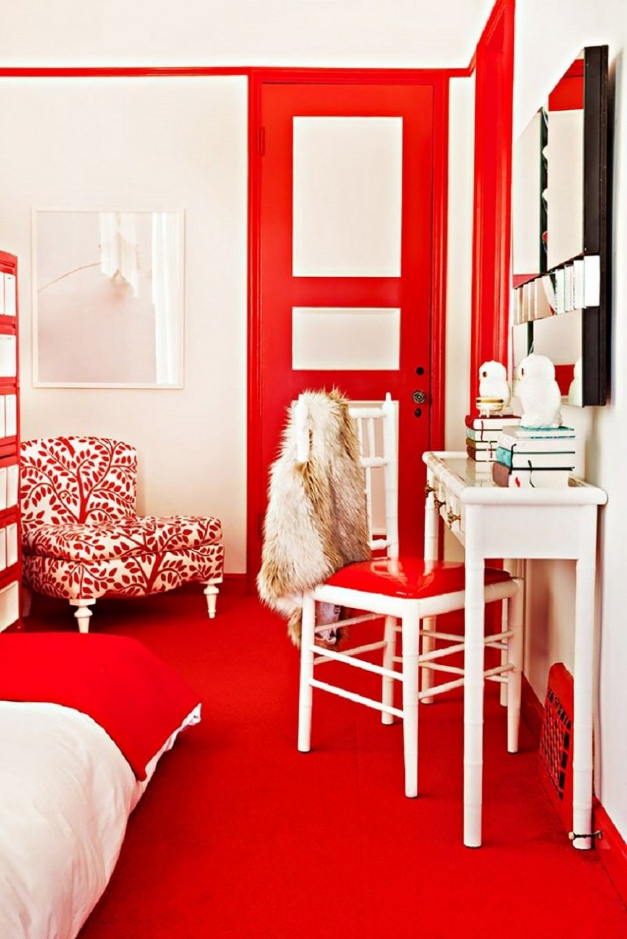 Комната в красных тонах