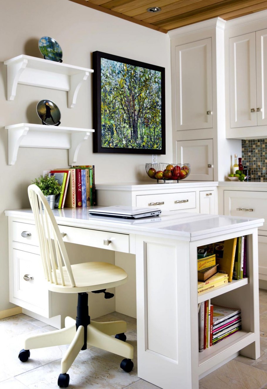 Парта в детской комнате