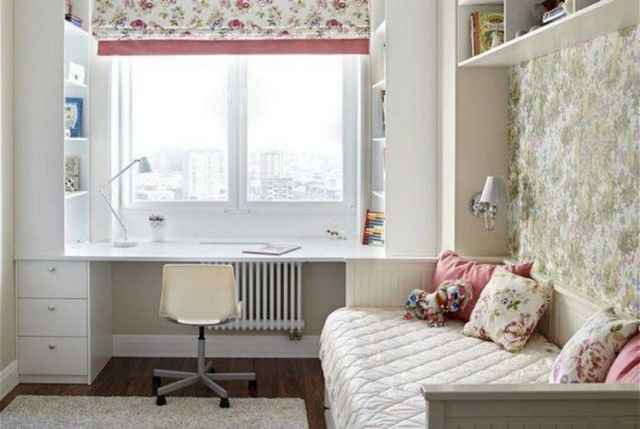 Детская комната стол у окна