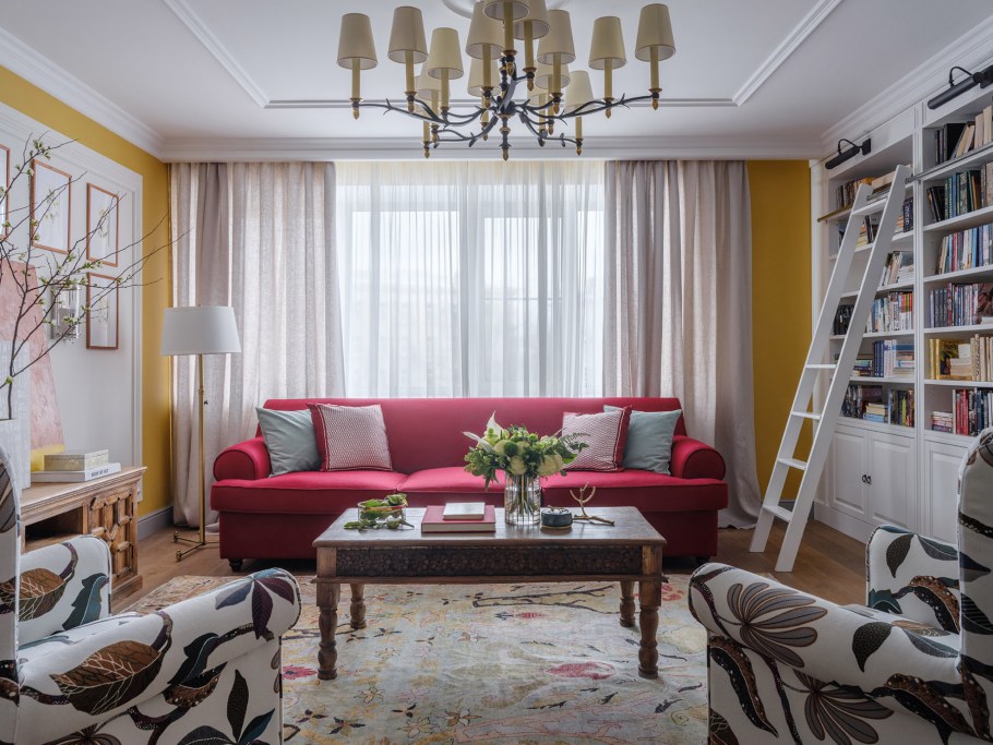 Бордовые подушки на диване в интерьере