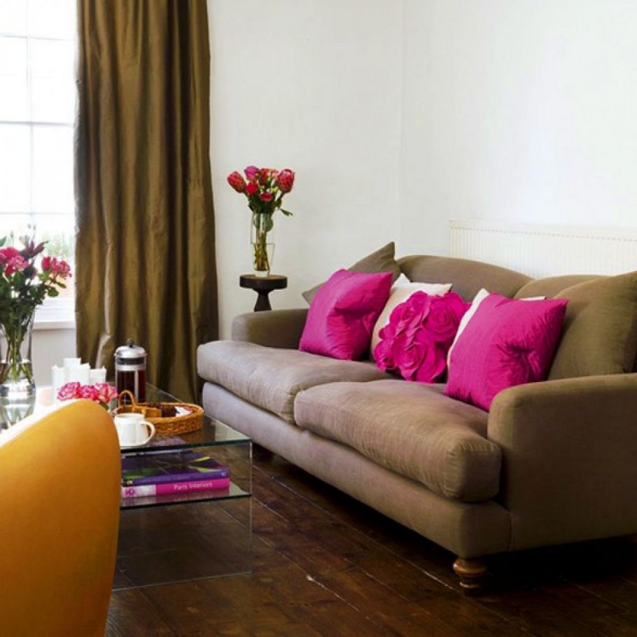 Розовые шторы в интерьере гостиной