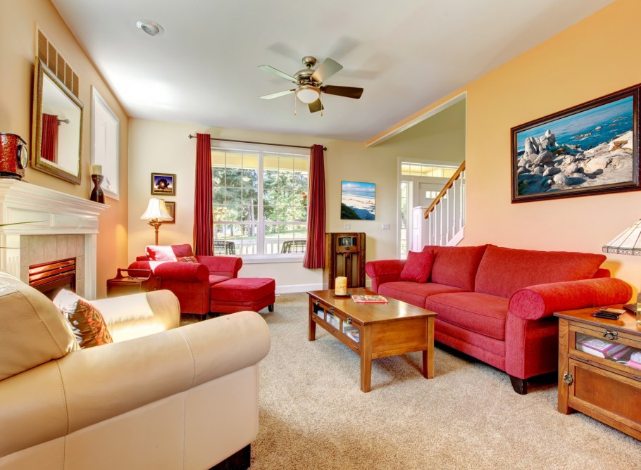 Розовые стены в гостиной